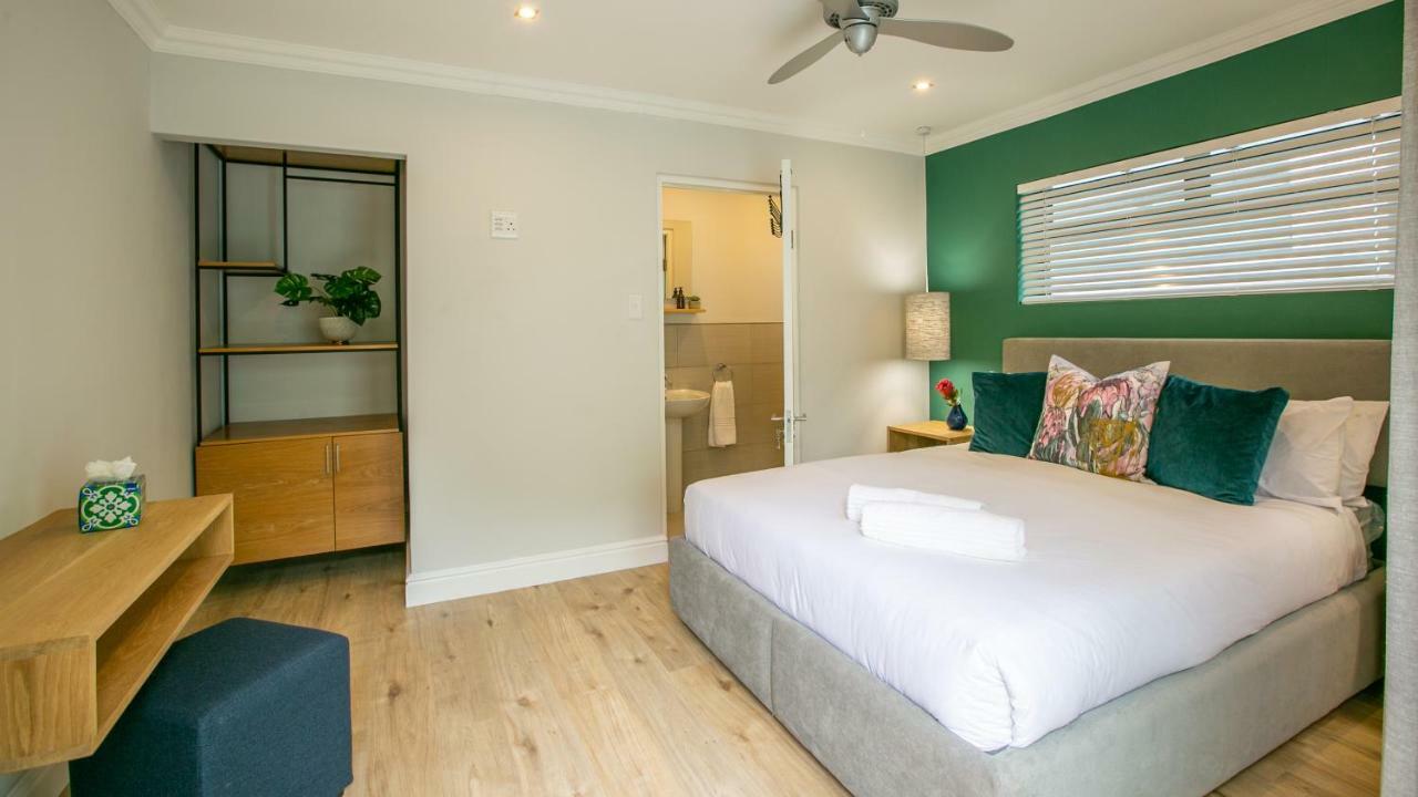 Hout&About Guest House Hout Bay Extérieur photo